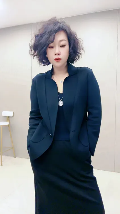 2024-3显瘦秋季女装380g立体剪裁V领短外套