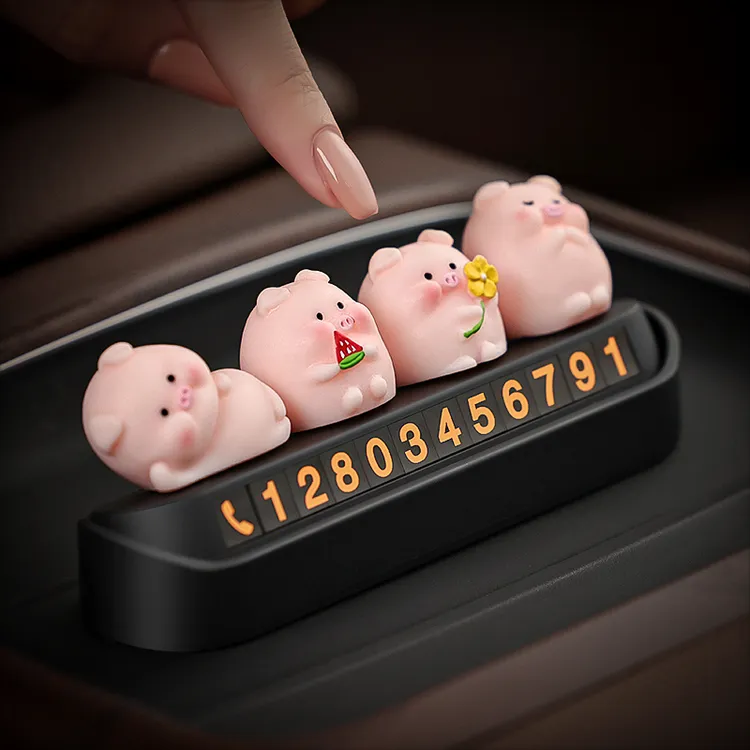 四小猪汽车临时停车电话号码牌可爱卡通挪车牌女车内装饰用品大全