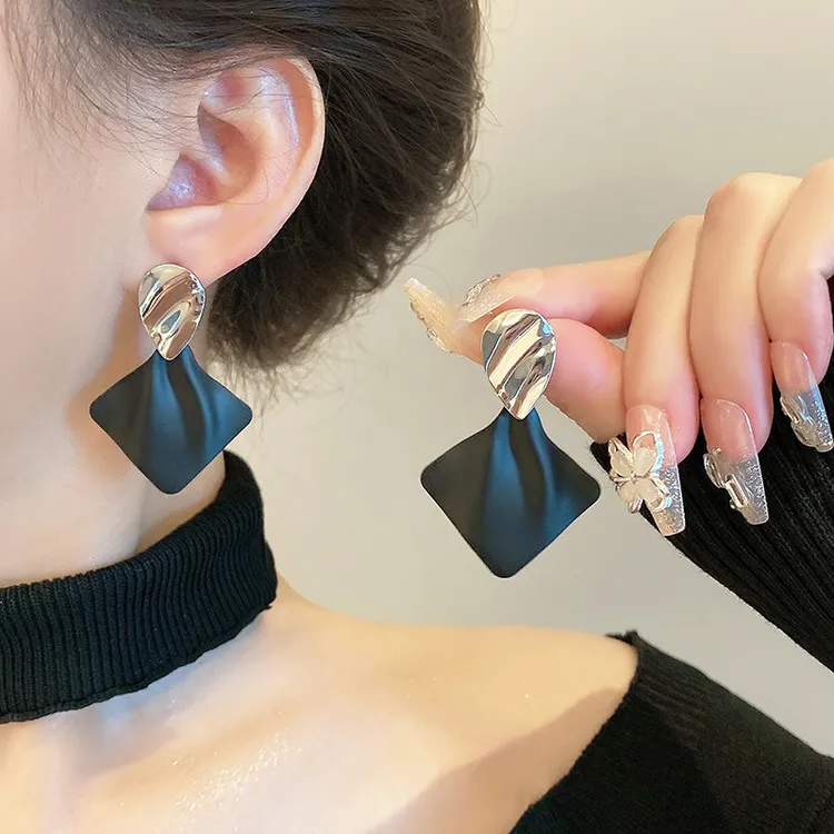 秋冬网红爆款菱形气质耳环轻奢高级感耳坠潮小众设计感独特耳饰女