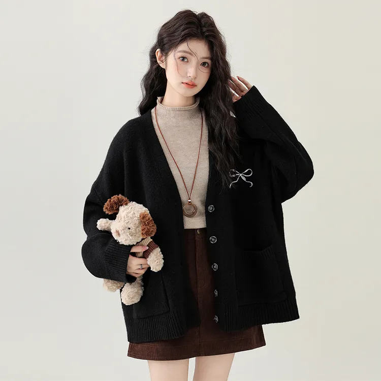 帛卡琪2025秋季新款黑色V领蝴蝶结刺绣针织开衫女慵懒风毛衣外套