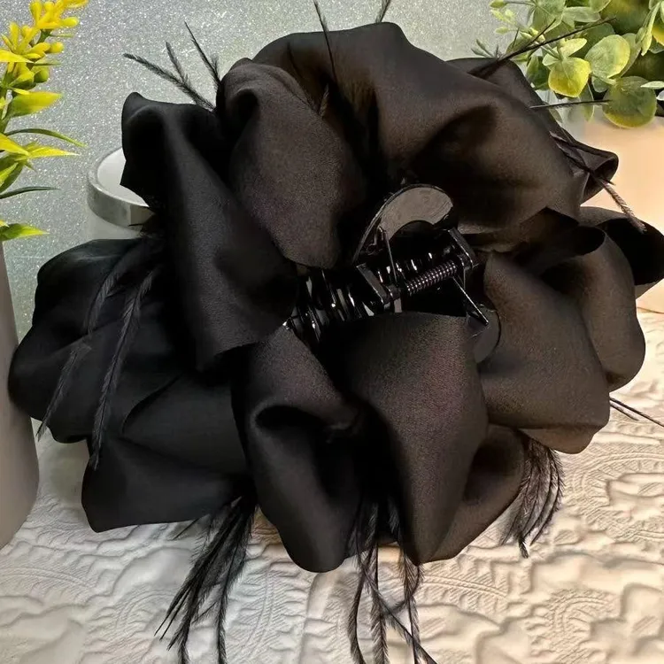 时尚百搭酒红色缎面云朵羽毛泡泡抓夹在逃公主气质优雅大鲨鱼夹