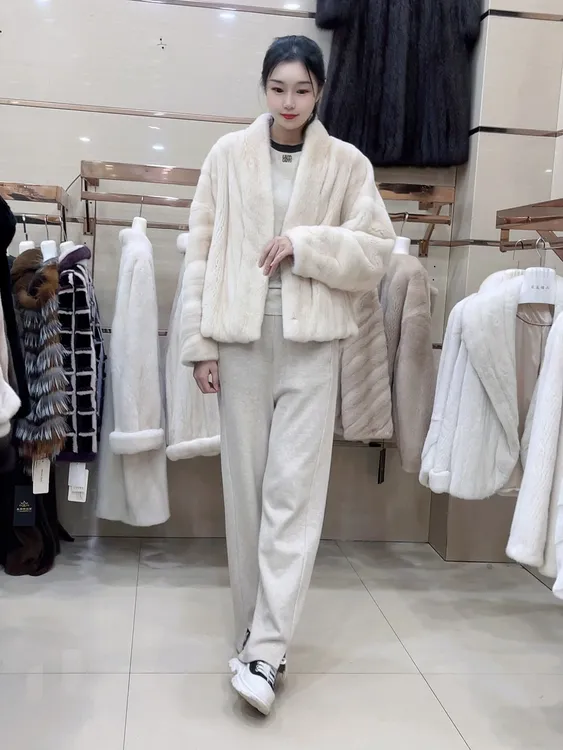 新款冬季氛围天鹅绒母貂珍珠米黄V领抽刀短款蝙蝠袖水貂外套大衣