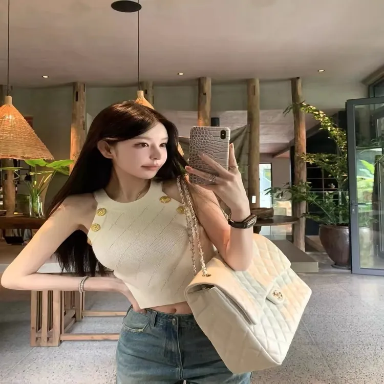 7026早安樊樊立体感菱格纹金扣针织背心修身显瘦遮肉挂脖短上衣