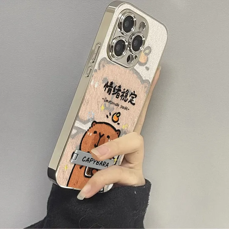 适用苹果17手机壳卡通卡皮巴拉iphone15ProMax小羊皮带支架16plus