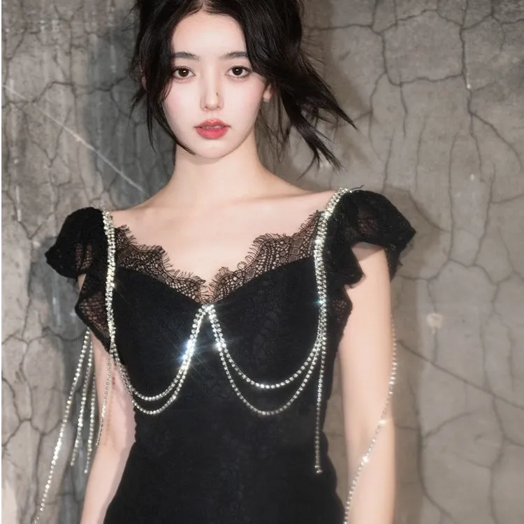 越南小众设计师品牌黑色性感修身气质V领蕾丝水钻链条连衣裙A098