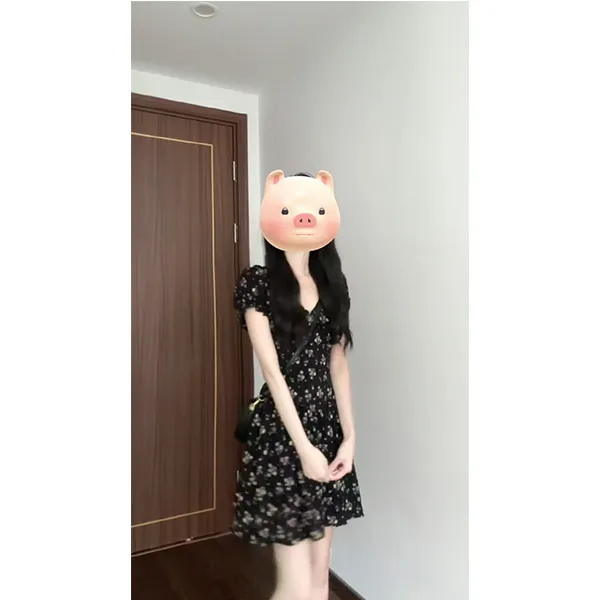 2024夏季新款黑色泡泡袖碎花连衣裙女显瘦气质V领温柔风短裙