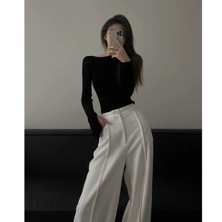 秋季御姐穿搭纯欲风女装黑色喇叭袖打底上衣白色高级感阔腿西装裤