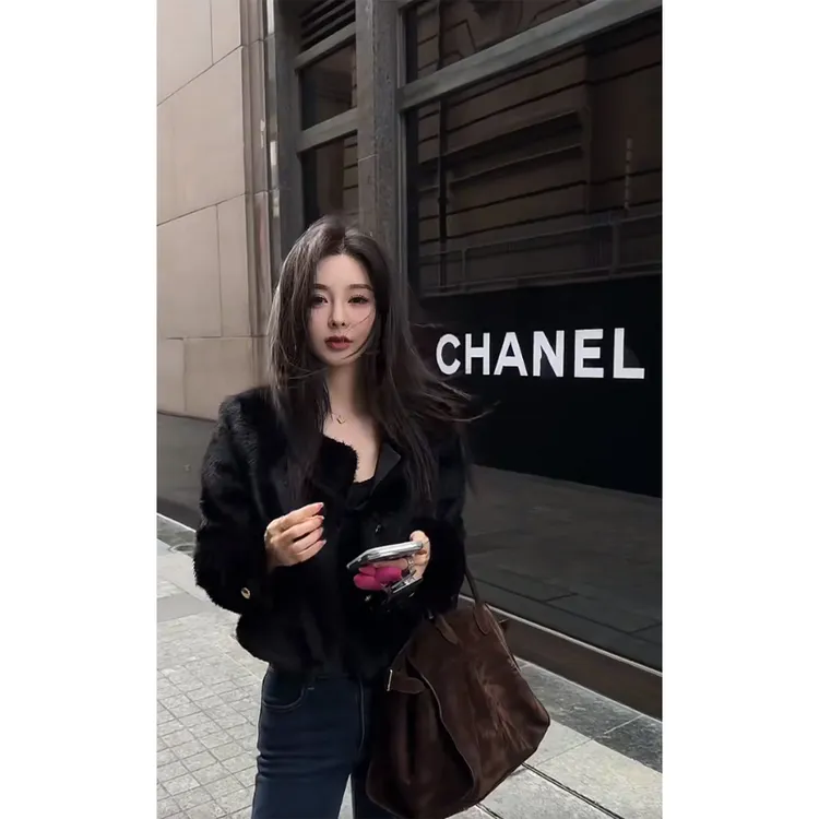 2025秋季新款赫本风黑色百搭显瘦长袖毛茸茸短外套高腰牛仔阔腿裤