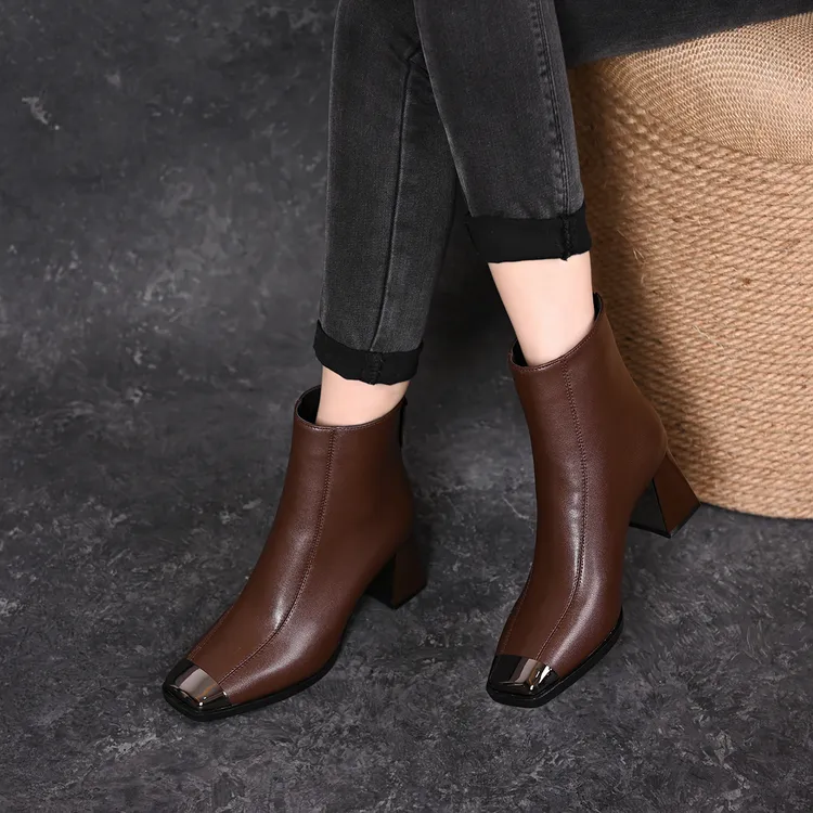 方头粗跟英伦风时尚短靴2025秋冬新款金属防撞头复古加绒高跟女靴
