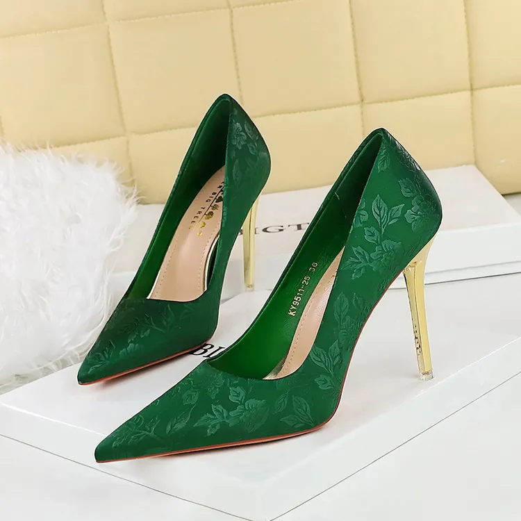 10.5cm复古女鞋细跟超高跟绸缎浅口尖头花朵印纹国风高跟鞋单鞋