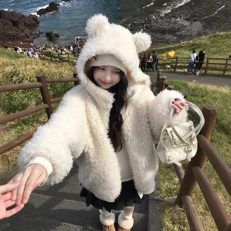 连帽羊羔毛外套女冬2024新款可爱熊耳朵环保皮草皮毛一体毛绒大衣
