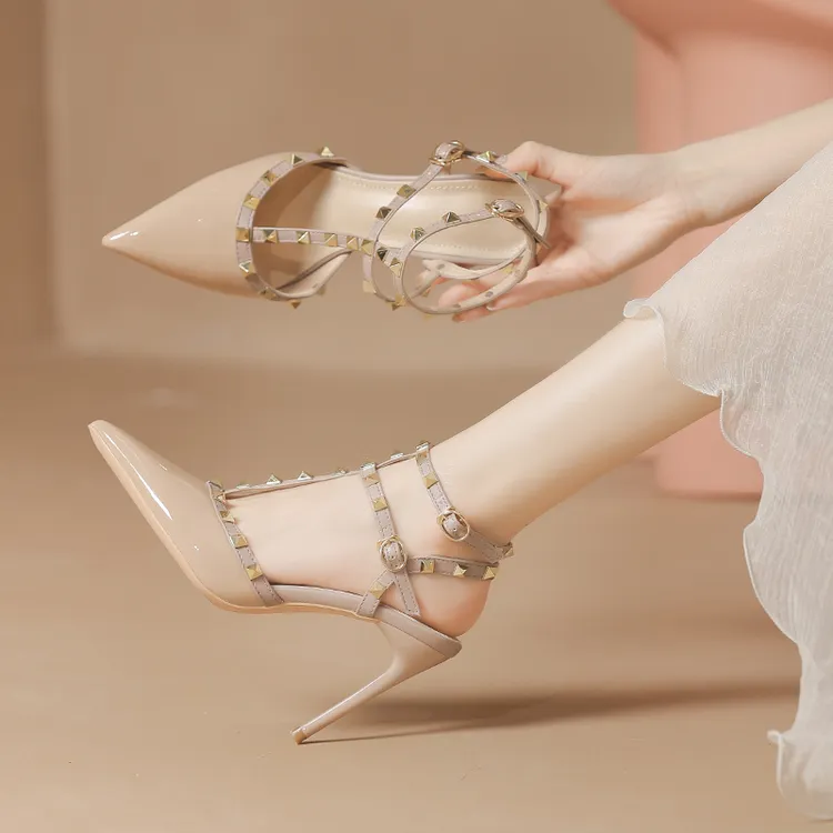 铆钉高跟鞋女2025年新款尖头细跟性感气质后空柳丁包头罗马凉鞋女