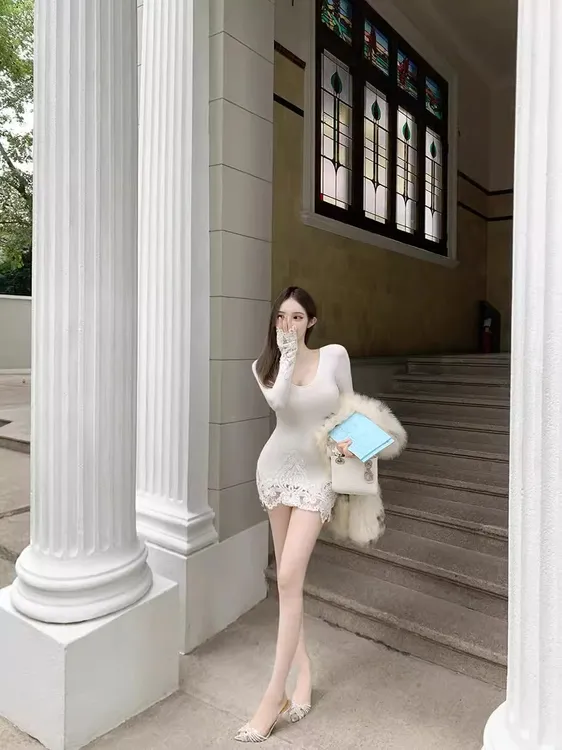 向晚·性感御姐显白贵气蕾丝拼接连衣裙短裙冬