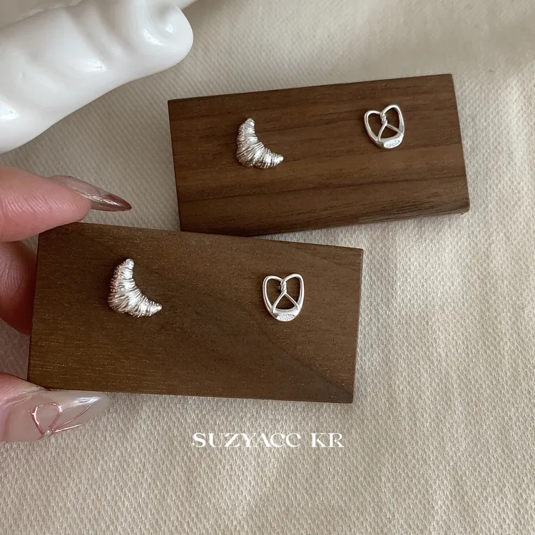 Suzyacc Kr 925银耳饰 碱水牛角包AB耳钉耳环百搭可爱E2442