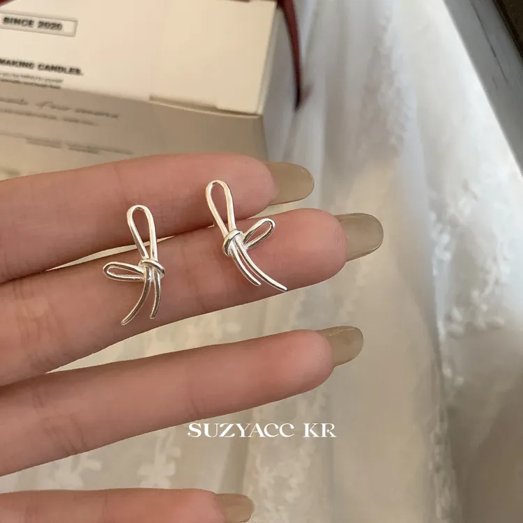 Suzyacc Kr 925银耳饰 【线条蝴蝶结】气质百搭简约小巧耳钉E2450
