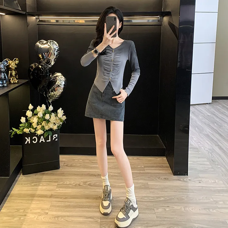 一整套秋装穿搭女设计感气质v领长袖上衣灰色短裙休闲时尚两件套