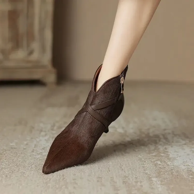 5CM英伦风炸街小短靴女V口时尚百搭尖头细跟皮带扣显瘦高跟时装靴