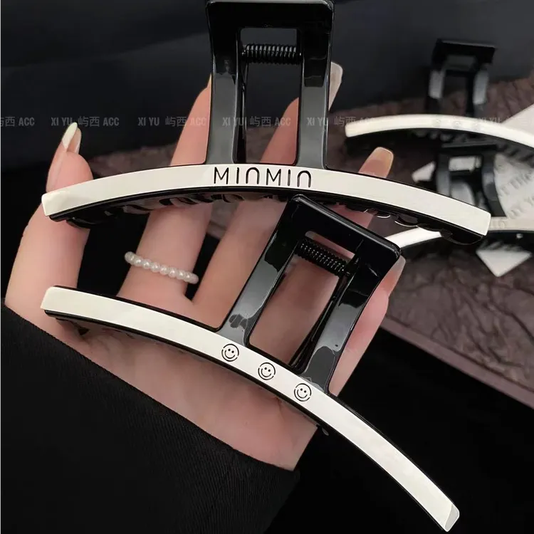 韩版气质钛钢字母抓夹女秋冬复古新款时尚洋气后脑勺鲨鱼夹盘发抓商品图