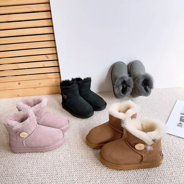 桑坡镇江直邮UG顶版防水泼3352纽扣儿童羊皮毛一体雪地靴加绒加厚