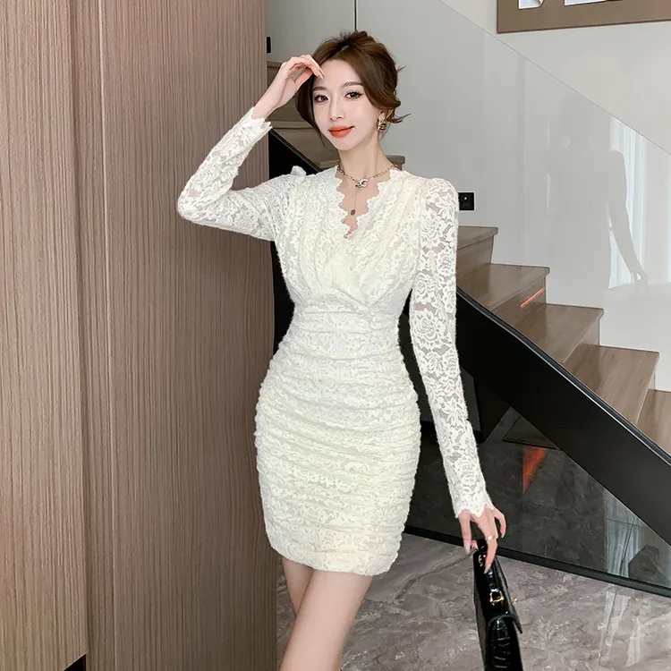 冬季新款气质女装纯欲甜美风蕾丝交叉V领泡泡袖褶皱设计包臀裙
