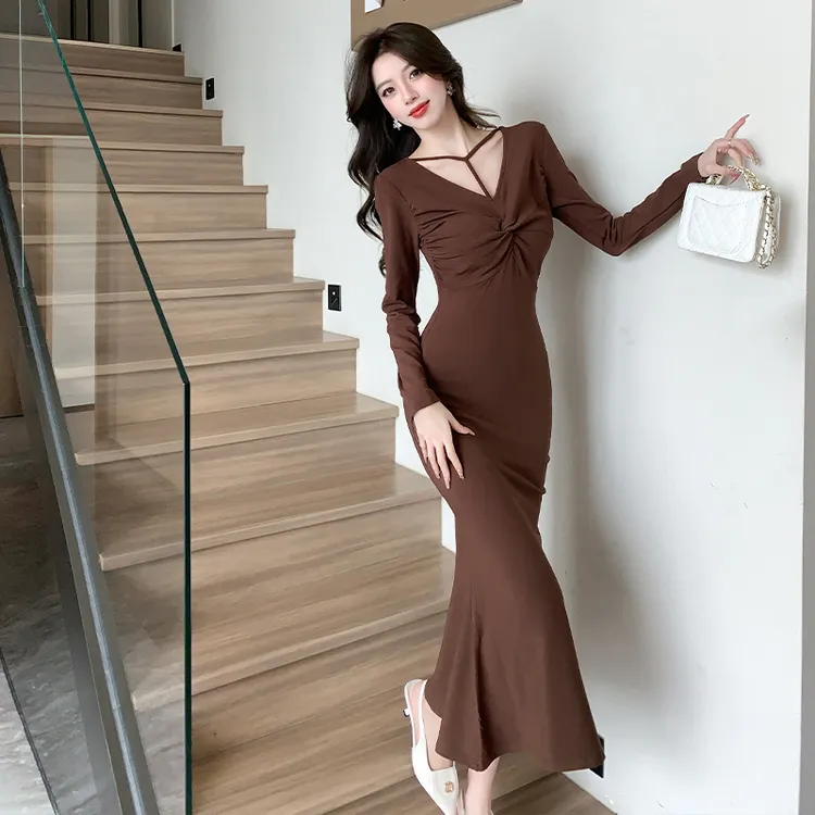 秋冬季新款温柔风复古气质磨毛弹力挂脖V领设计感高腰长袖包臀裙