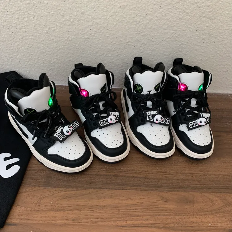 男童运动鞋2024冬季加绒新款黑白儿童鞋子防滑带灯高帮软底女童鞋