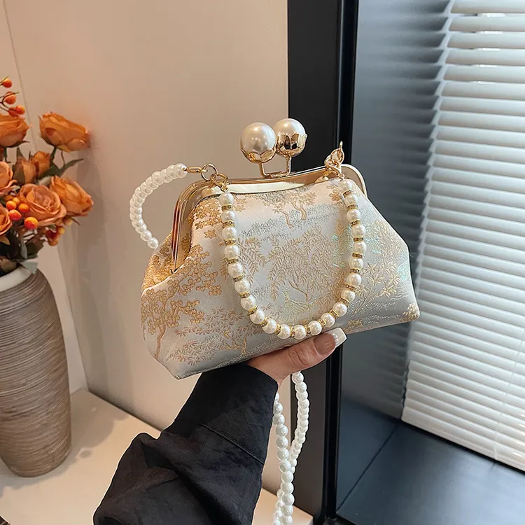 新中式国风刺绣包包女2025新款珍珠链条斜挎包超火小众手提口金包