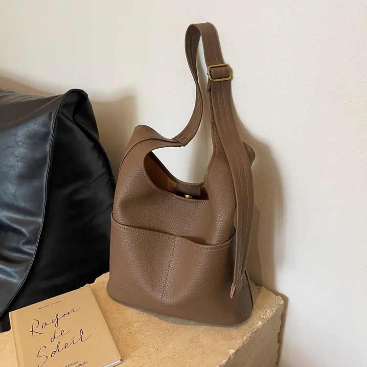 韩系简约慵懒水桶包女2025新款春秋百搭大容量软皮单肩斜挎子母包