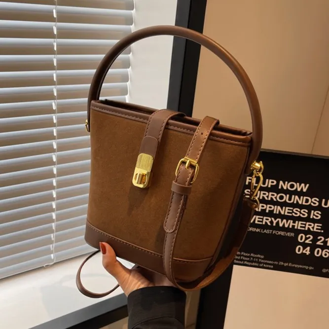 今年流行小包包女包2025新款秋冬复古斜挎包高级感磨砂手提水桶包