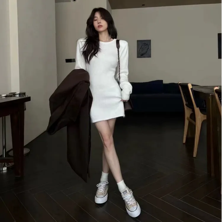 赫本风气质露背针织连衣裙女春季2025新款修身显瘦打底内搭短裙子