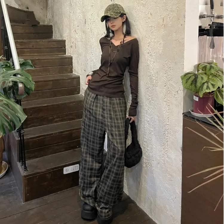 2024秋季新款时尚打底T恤显瘦长袖休闲百搭V领修身辣妹设计感上衣