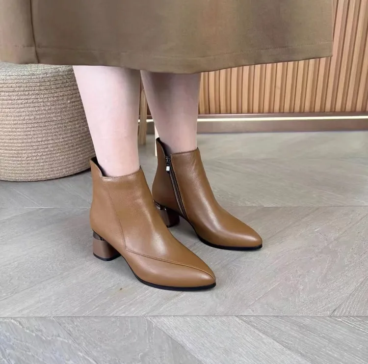 Z【芳韵】新款女鞋时尚百搭粗跟秋冬中跟尖头简约加绒气质真皮