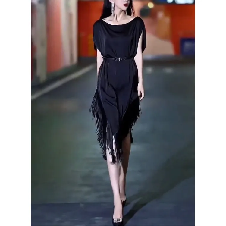 时尚气质高级设计感不规则一字肩性感收腰显瘦流苏中长连衣裙女商品图