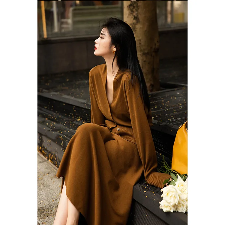 美拉德咖色针织套装女早秋简约优雅高级V领开衫外套半身裙两件套