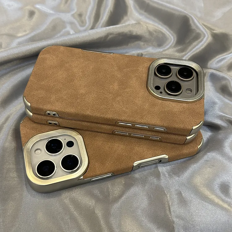 高级感卡其色翻毛皮适用iPhone16手机壳苹果15pro电镀大孔14/13软