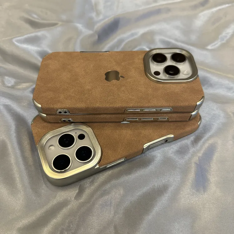 卡其色翻毛皮适用iPhone16手机壳苹果15pormax电镀大孔14/13pro软