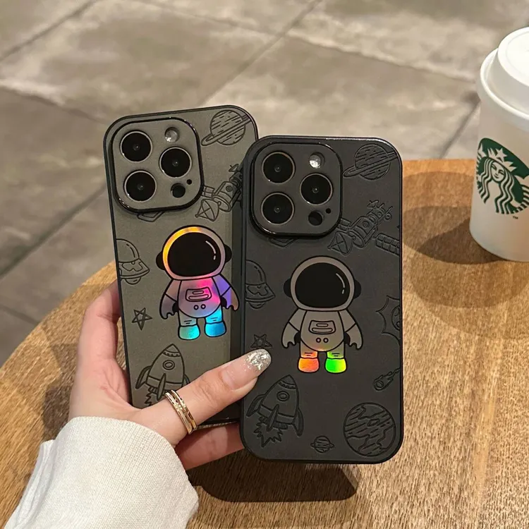 新款镭射宇航员防滑适用苹果15pro手机壳17耐脏14pro高级感13情侣
