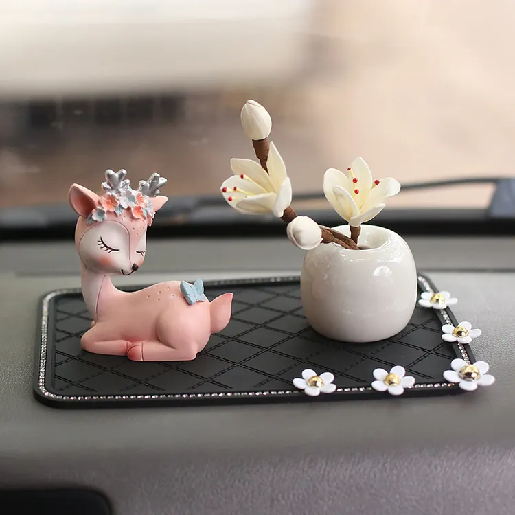 网红汽车摆件2023新款中控台饰品可爱鹿香薰花女士高级感车载礼物