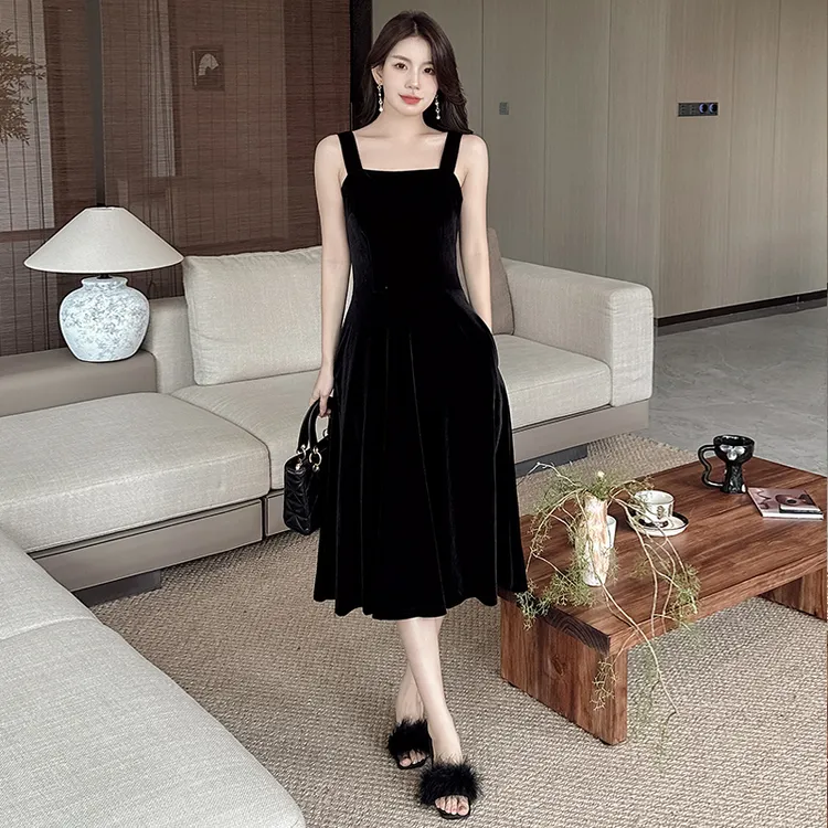 黑色金丝绒吊带连衣裙女2025春秋新款内搭显瘦气质背带中长a字裙