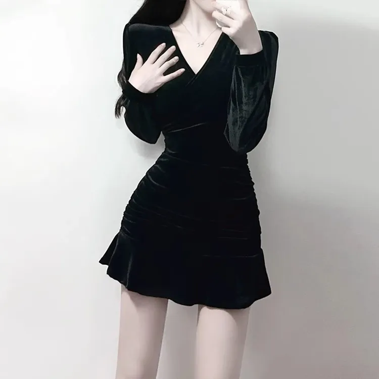 高级感鱼尾裙金丝绒连衣裙女秋冬2025新款短款内搭小黑裙百搭