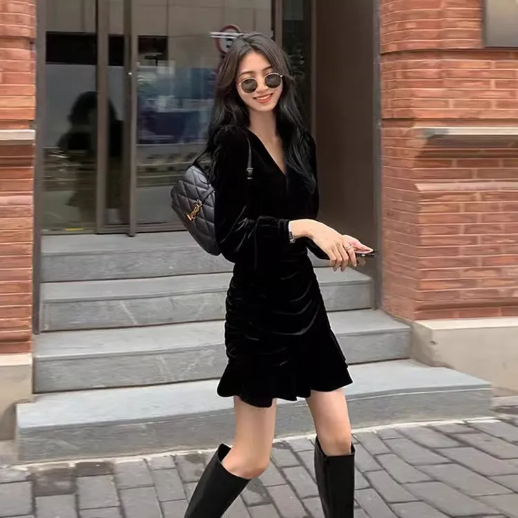 小个子黑色高级感长袖金丝绒连衣裙女秋冬季短款收腰V领a字鱼尾裙