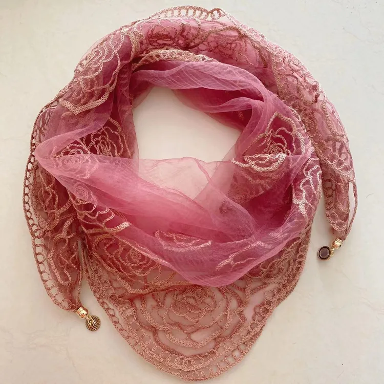 新款时尚绣花塑形方形磁扣靓丽丝巾