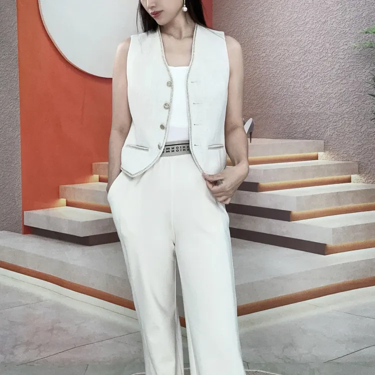 深圳Xu.q<秋季链条装饰时尚重工马甲裤子套装