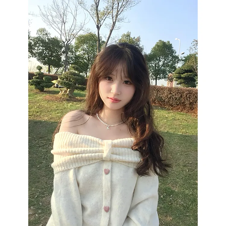 米白色蝴蝶结甜美一字肩露肩毛衣女秋冬季软糯超好看针织衫上衣厚