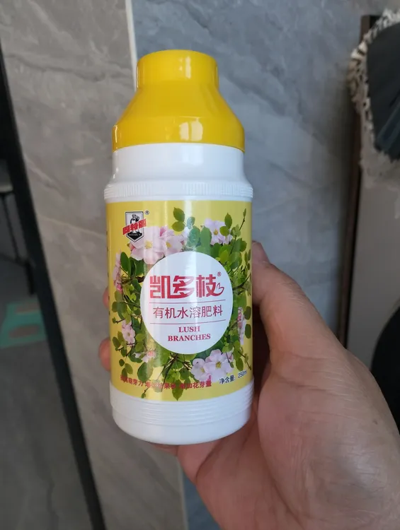 葡萄和果树增加结果枝，提高萌芽率，一瓶一亩地，在萌芽前喷施枝条