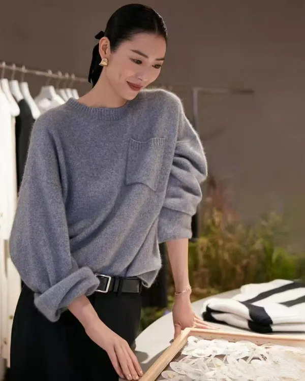 刘雯同款慵懒风圆领灰色毛衣女秋季长袖休闲宽松廓形针织衫上