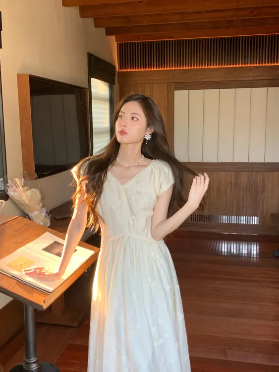 连衣裙女夏季2025新款爆款刺绣法式气质收腰显瘦初恋温柔风裙子