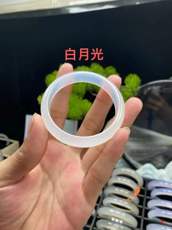 玛瑙白月光手镯女款