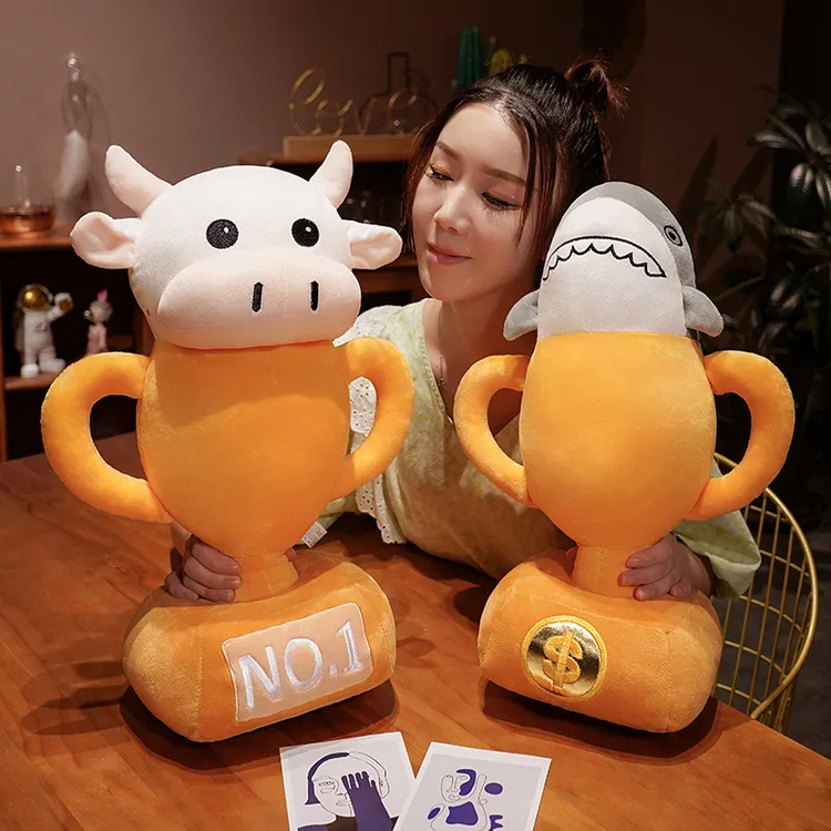 ins小众高级定制鲨Bee牛啤帅气牛杯玩偶玩具鲨雕可爱奖杯搞怪奖杯