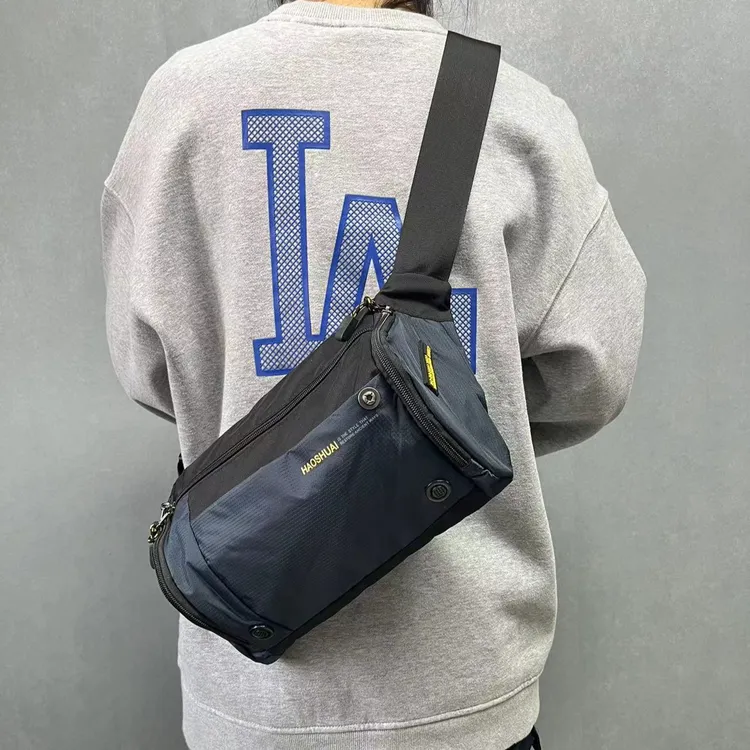 大容量胸包男士多功能随身包骑行背包大号轻便出门便携单肩斜挎包